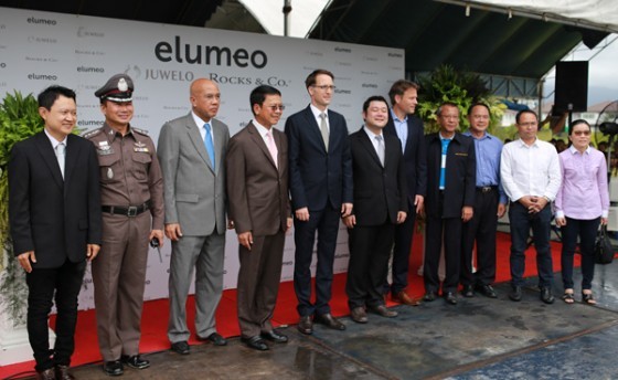 Foto di gruppo, con il Dr. Peer Gebauer (Presidente Ambasciatore tedesco in Thailandia), Boris Kirn (Juwelo CEO), Mitsunari Yoshimoto (responsabile capo buyer- acquirente di gioielli), Samard Loyfar (governatore della provincia di Chanthaburi), Sukit Sridichainanta (sindaco del distretto di Chanthaburi)   