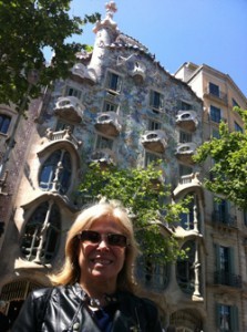 Cuini davanti il palazzo di Gaudí