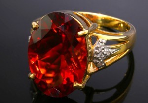 Anello in oro giallo con andesina rossa