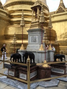 elefanti-bronzo-stupa-dorati