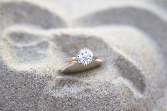 anello diamanti spiaggia