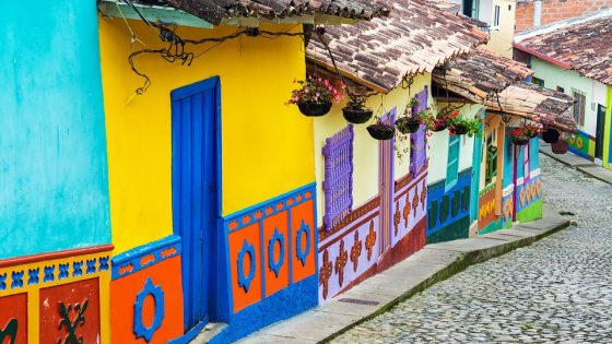 Una delle coloratissime strade di Bogotà